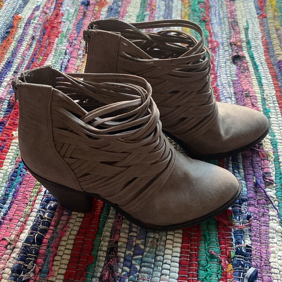 Light brown ankle booties, low heel. - Picture 3 of 7